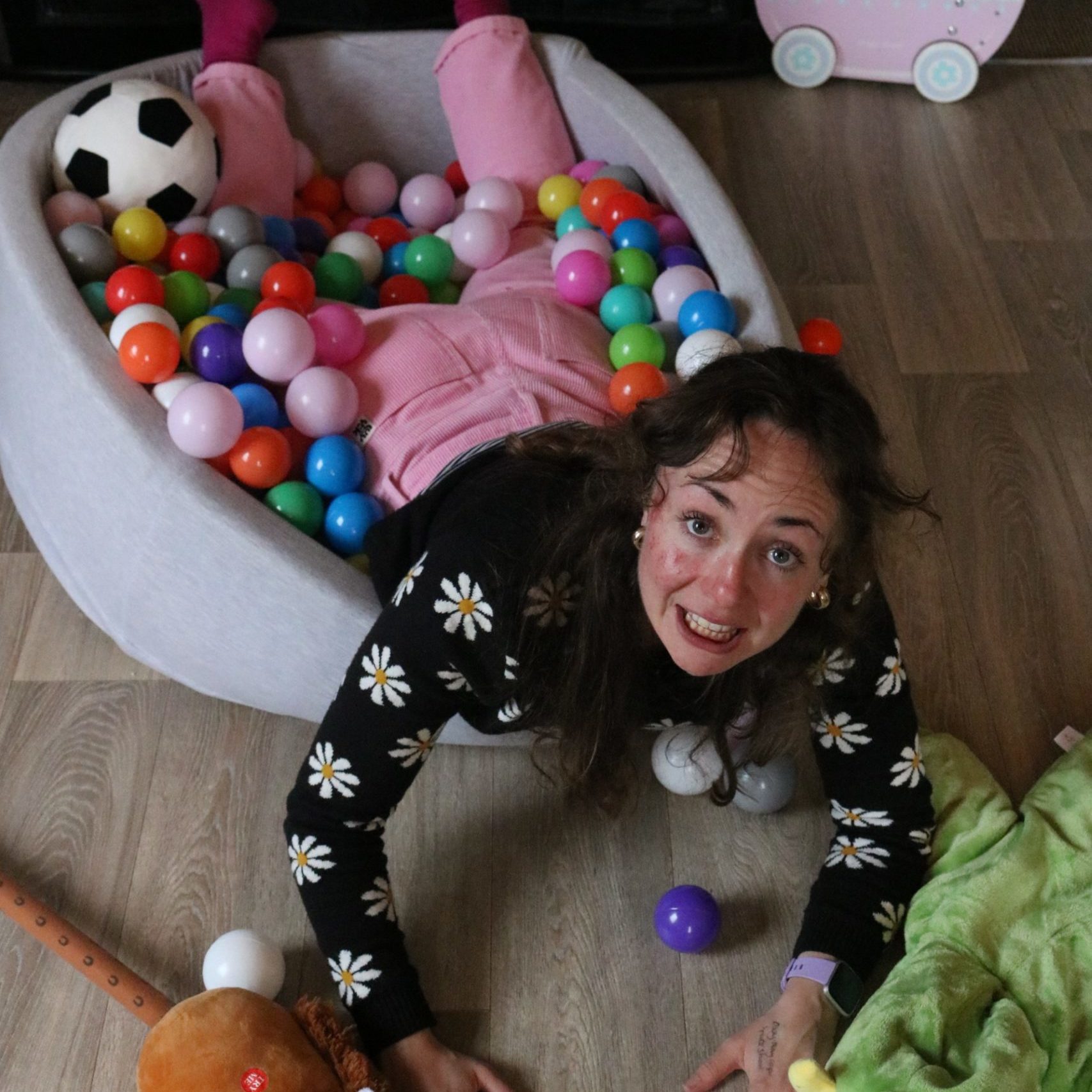 thumbnail_Sam-Belly-Flop-Image-2024 Sam Gilroy: Belly Flop (2024) is a vibrant and heartwarming solo about becoming a working mother.